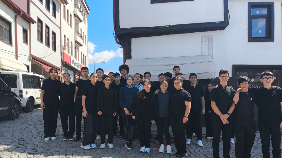 Okulumuz 9. sınıf öğrencilerine Oryantasyon Eğitimi kapsamında okulumuz birimleri ve Güdül ilçesi tanıtıldı.